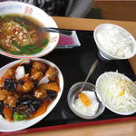 中華料理 萬盛 - 酢豚定食・台湾ラーメンで画像以外に大きなから揚げが２ツ付いてます