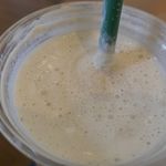 STARBUCKS COFFEE - しっかりミックスして飲んで見ると、甘さと苦味のバランスが良いコーヒーフラペチーノに、ホイップクリームのコク、香ばしいパイ生地の風味が合わさって中々のウマさ！