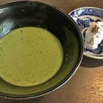 舞妓さんちのかき氷 - 濃茶を氷にかけた後はお薄で　お菓子は奈良屋本店の都鳥