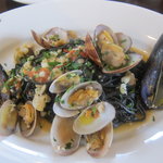 トラットリア エ ピッツェリア アミーチ - いか墨の練りこんだ自家製細めん　魚貝のソース