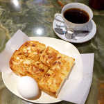 はまもとコーヒー - アーモンドトースト（￥450）。姫路のご当地グルメ。まったりふくよかな風味が最高です！
