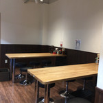 とんこつらぁ麺 松もと - 6人用テーブル席〜(*'▽.'*)/