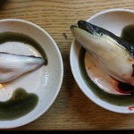 かぶと - 左は天然の鰻の頭、右は養殖の鰻の頭