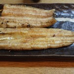 かぶと - 天然(上)と養殖(下)の白焼食べ比べ