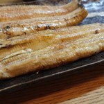 かぶと - 天然(上)と養殖(下)の白焼食べ比べ