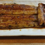 かぶと - 天然(右)と養殖(左)の蒲焼食べ比べ