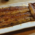 かぶと - 天然(右)と養殖(左)の蒲焼食べ比べ