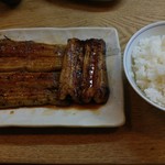 かぶと - 天然(右)と養殖(左)の蒲焼食べ比べとご飯