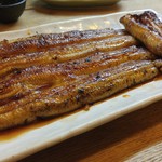 かぶと - 天然(右)と養殖(左)の蒲焼食べ比べ