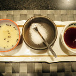 鉄板焼　季流 - 左から胡麻ソース・岩塩・和風ソース