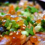 Maruho Zushi - 香ばしい焼き鮭、そして青葱と胡麻の香り～