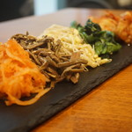 29ON - キムチとナムル盛り合わせ