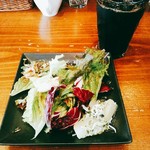 街角グラス - ランチについてくるサラダとドリンク。今日のサラダにはゴーヤと塩昆布のツナ和えと冬瓜としらすがつきました。ドレッシングは酸味が強いタイプ。