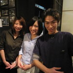 湘南の魚とワインの店 ヒラツカ - 店長の藤谷さん（右）と、明るくて、かわいいスタッフさん。