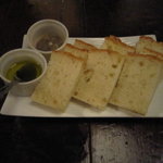 湘南の魚とワインの店 ヒラツカ - 店長さん手作りのフォカッチャ。