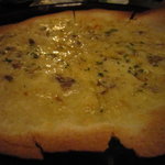 湘南の魚とワインの店 ヒラツカ - 自家製アンチョビのピッツァ