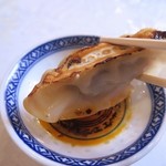 中国ラーメン揚州商人 - 焼餃子はタレに付けて