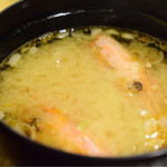 和泉鮨 - 味噌汁には、海老の頭が２つ。