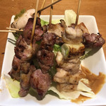 Yakitori Zekkouchou - 焼鳥と串焼き、オンお代わりキャベツ。。。
                      なんじゃこの盛り付けは！
                      客も自身料理も、軽んじてない？大きな疑問。