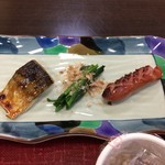 レストラン妲湯 - 焼き魚とほうれん草、焼きウインナー