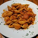 トラットリア ダイ パエサーニ - 色々なサラミのトマトソース（コンキリエ）