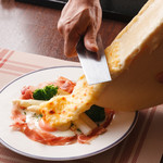 ``Oven-baked raclette cheese'' with irresistible cheese flavor