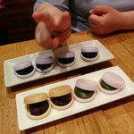 西新井大師　もなかカフェ　まめつばき - まめもなか。抹茶あん、黒ごまあん、小倉あん