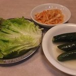 アリラン - オイキムチ、レタス、サービスの大根の漬物
