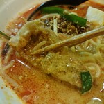 かつぎや - 排骨を汁に浸す…