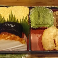 よつ谷 - 玉子焼き、鮭の昆布巻き、ホタテひもの煮物、焼き蒲鉾、小エビ天ぷら、抹茶わらび餅