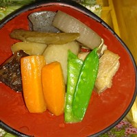 よつ谷 - 筑前煮  椎茸、人参、絹さや、牛蒡、里芋、
                  蓮、蒟蒻、鶏肉
                  