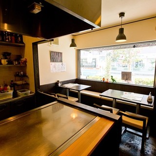Teppan Hiroshimayaki Tesshin - 2～4名様ならテーブルのお席で！店員が焼いてお席までお持ちするので焼く手間いらず！