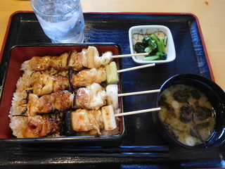 Tengu sakaba - 炭火焼鶏もも重￥500-