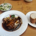 カフェ&ビアレストラン アビオン - クラシカルハンバーグ(パン)￥1,241&ドリンクサラダセット￥362