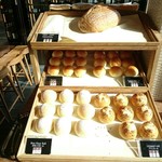 オールデイダイニング オアシスガーデン - いろんなパン。裏にもある。