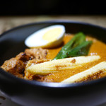 ハレギンザ - アースカレー  タンドリーチキンと本日の野菜トッピング