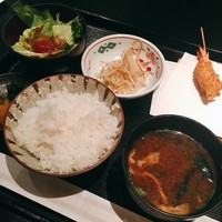 六波羅 - 串揚げランチ 税込@1,000円 の串揚げ以外のお料理はこんな感じ。赤出汁もサラダもどれもさすがは高級店の味わい。