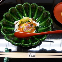 祇園 なん波 - イクラ・渡り蟹の菊ソース和えで乾杯。