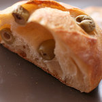 とらやベーカリー - オリーブリュスティック　断面