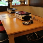 horumommatsusakaji - 焼き台とテーブル席
