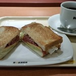 ドトールコーヒーショップ - ビーフパストラミとチェダーチーズ モーニング