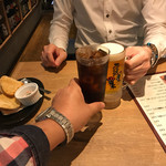 Karikari atsuatsu niku jirugyouzai zakaya urizun - コーラと生ビールで乾杯、突き出し