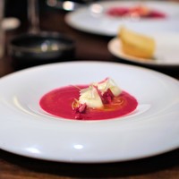 セルサルサーレ - ビーツとイチゴのスープ  　フルーツトマトとブッラータチーズ  　プロヴァンスのオリーブオイル