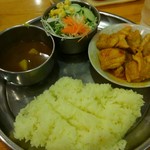 タージマハール - 今月のランチ、ケララチキン(辛口)1000円(税込)
      辛さ選べます。ご飯大盛は100円。トッピングもあります。