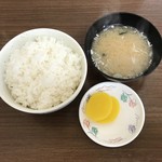 大衆中華 珍萬 - ライス、お味噌汁、お漬物です。