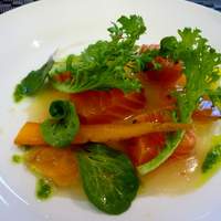 エピセ - ＜2011年2月＞蕪のムース　燻製サーモンと彩り野菜　コンソメジュレ添え