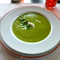 Benoit Alain Ducasse - グリーンピースのスープ。目の前でスープが注がれます
