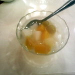 順海閣 - デザートの杏仁豆腐は寒天のものでしたが若干フルーツが入っていて嬉しかったです