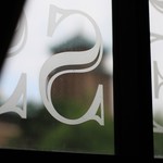 カフェドゥラプレス - 　Cafe de la Pressの文字の向こうは神奈川県庁