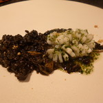 イチリン ハナレ - イカスミのリゾットが添えられて